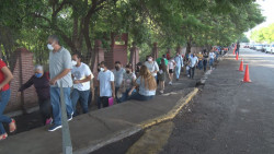Doce horas de aplicación de vacunas el último día
