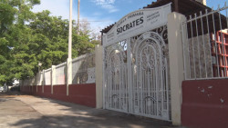 Abandonan muebles y dejan basura afuera de icónica escuela de Culiacán