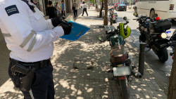 Retiran 13 vehículos mal estacionados en la vía pública
