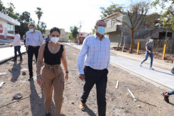 Gobernador de Sinaloa supervisa obras de pavimentación en Guamúchil