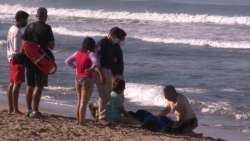 Rescatan a tres turistas de ahogarse en el mar