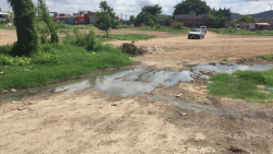 Sigue el derrame de aguas negras frente a oficinas de los Servicios Regionales