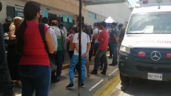 Decenas de personas esperan atención en IMSS