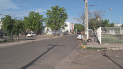 Afuera del estadio, detrás de la reja...ahí dejaron el sofá