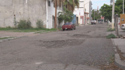 Calle "pavimentada"...poco asfalto y mucha tierra
