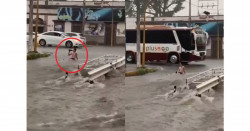 Culiacanense se vuelve viral al tomarse una "ballena" en medio de una calle inundada (video)