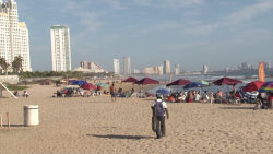 5 personas son rescatas de morir en el mar de Mazatlán