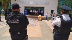 Dona la UAS equipo de protección a Policía de Culiacán