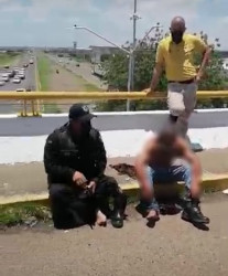 Policía convence de no suicidarse a una persona; le regala sus botas
