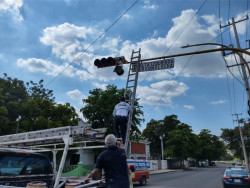 Policías viales de la SSPyTM restablecen semáforos