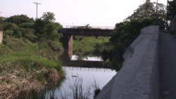 Cansados de las aguas negras en el Arroyo, vecinos de la Col. Ramón F. Iturbe