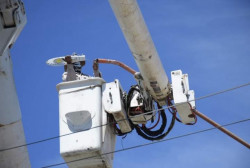 Detienen a 2 personas robando cables