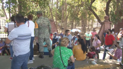 Personal del ejercito invita a jóvenes a aplicarse la vacuna dentro de sus instalaciones