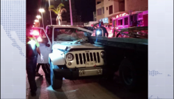 Jeep se impacta contra grúa en el malecón