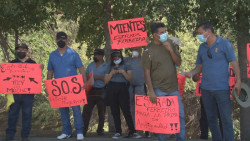 Viudas y Policías municipales se manifestaron afuera del Sauz para exponer sus problemas a AMLO