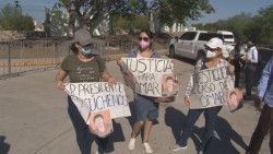Familiares de Omar Ulises llegan hasta el Sauz para ser escuchados por AMLO en su visita a Culiacán
