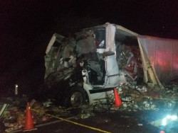 Choque de “trailers” deja un muerto y rapiña