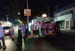 Accidente entre ambulancia y camioneta deja tres heridos