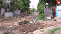 Entre olores nauseabundos, vecinos de una calle de la Col. Fco. I Madero