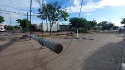 Accidente deja jóvenes lesionados y postes derrumbados