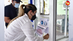 Pegan calcas en comercios sobre la exigencia de certificado