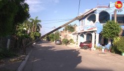 A punto de caerse, poste en la Colonia Fco. Villa