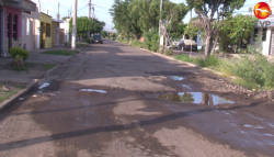 Calle llena de baches en San Joaquín