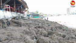 Fuerte oleaje se lleva la arena en Mazatlán