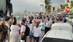 Mazatlecos marchan y se pronuncian en contra del certificado de vacunación