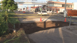 Fallas en el sistema pluvial provocan socavón por el Pedro Infante