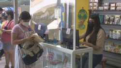 Aplicando protocolos contra el COVID inicia la entrega de uniformes y útiles escolares