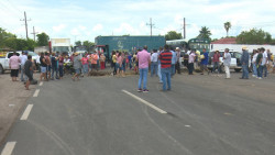 Hartos por la falta de agua vecinos de Mochicahui bloquean la carretera