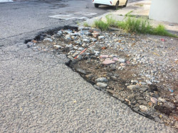 Piden arreglen  la calle Bucarest