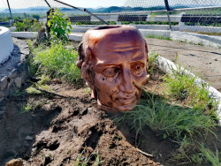 Intensas ráfagas de viento; responsables de la caída de estatua de Miguel Hidalgo en presa de El Fuerte