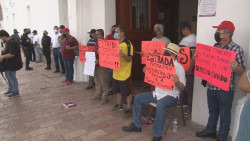 Policías municipales jubilados se plantan al ingreso del edificio del Ayuntamiento de Culiacán