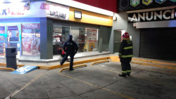 Corto circuito en tienda de conveniencia moviliza a cuerpos de rescate
