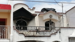 Salvan a un adulto mayor de una vivienda en llamas