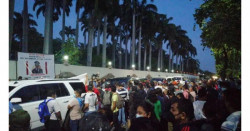 Maestros de Chiapas bloquean entrada de López Obrador a su conferencia diaria