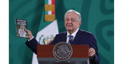 López Obrador publica libro "A la mitad del camino" y lo recomienda a sus "adversarios"