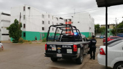 Un hombre intenta aventarse de un edificio