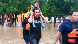 Brinda apoyo a damnificados Bomberos de Culiacán