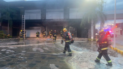 Se queman locales comerciales