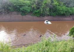 Encuentran vehículo al interior de un canal