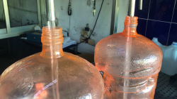 Filas de personas en purificadoras de agua