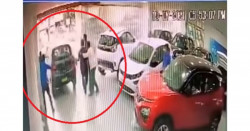Hombre acelera por error y tira su auto nuevo por el segundo piso de la agencia (video viral)