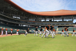 El lanzador Wilmer Rios y el coach Carlos Gastelum reportan a Naranjeros