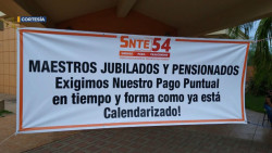 Se manifiestan maestros jubilados del SNTE
