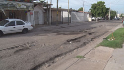 En mal estado las calles del sector Paseo de los Arcos