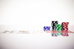 Conoce las variaciones del blackjack: del casino a la versión online.
