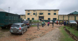 Hombres armados atacan prisión en Nigeria y liberan a 240 presos